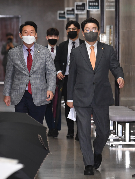 지난 5일 김석기 국민의힘 사무총장(왼쪽)이 국회 본청 대표회의실에서 열린 제4차 전국위원회에 참석하고 있다. 국회사진기자단=연합뉴스.